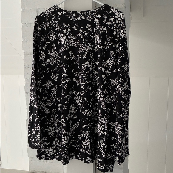 NWT Croft & Barrow Monochrome Floral Women's long sleeve - Picture 3 of 6